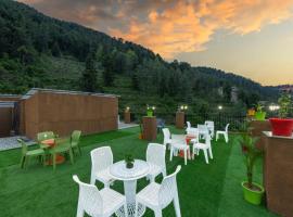 Charvi Hotels I Couple Friendly I Vacations I Conference I MICE I Family Events I Open Air Terrace I Sky Bonfire I Kufri by Exotic Stays，位于西姆拉的酒店