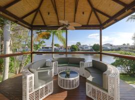Luxury Waterfront Retreat in Broadbeach Waters，位于黄金海岸的酒店