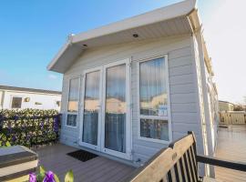 Stunning Caravan With Large Decking At California Cliffs In Norfolk Ref 50001Oc，位于大雅茅斯的船屋