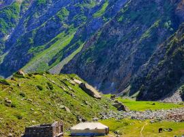 Galib Camping Site Minapin Hunza Nagar Gilgit Baltistan Pakistan，位于Minapin的酒店