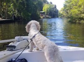 Minutes to boat ramps and beach and private pool!，位于克里斯特尔里弗的度假屋