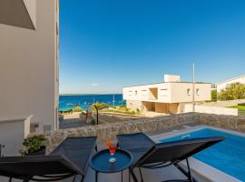 Sunshine Apartment Complex with a Pool by the Beach - Mandre, Pag，位于曼德雷的酒店