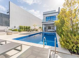 Overlooking Pool & Sea Views Villa with BBQ Facility, Sharm - Al Dana Villa, Al Dana Island by Deluxe Holiday Homes，位于富查伊拉的带停车场的酒店