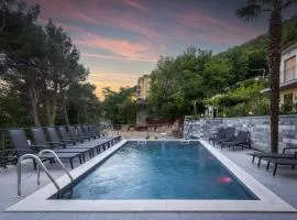 Villa with 6 Bedrooms and Heated Pool
