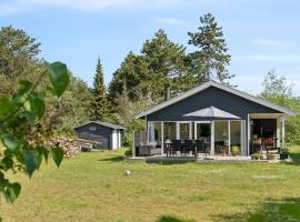 Beautifully Renovated Summer House,，位于博托比的带按摩浴缸的酒店