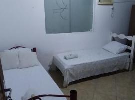 CASA DE HOSPEDAGEM FLORES PARATY AMBIENTE FAMILIAR 600M DO CENTRO e COM CAFÉ DA MANHÃ INCLUSO CASA COMPLETA，位于帕拉蒂的酒店