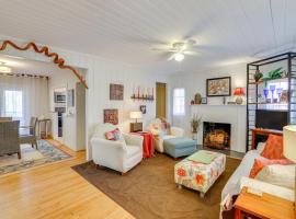 Unwind Fireside and Walk to Dtwn! Tyron Retreat，位于Tryon的酒店