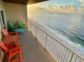 2BR Beach Front Condo with AMAZING Views，位于格尔夫海岸的酒店