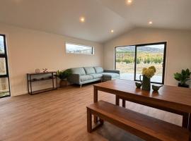 River Terrace Retreat Cromwell，位于克伦威尔的酒店