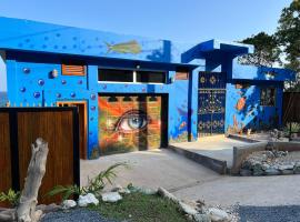 Casa De Arte, Roatan - Beachside Bliss，位于Camp Bay的酒店