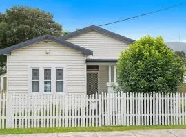Stylish House 8mins walk to Figtree Grove