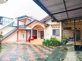 RedDoorz at Dewa Breeze Inn Near Paralayang，位于Songgoriti的酒店