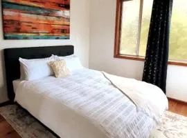 Stylish House 10min walk to Wollongong University with Free Parking
