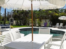 Luxury getaway steps from beach sleeps 10，位于西耶斯塔岛的酒店