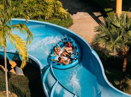 Splash Beach Resort Phuket Family-Friendly Water Park Resort Near Phuket Airport，位于迈考海滩的酒店