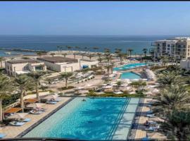 Bespoke Holiday Homes - Seaside Luxury 2BR in Address Residence, Fujairah，位于富查伊拉的酒店
