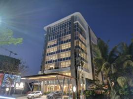 The SSK Solitaire Boutique Hotel and SPA，位于纳西克的带停车场的酒店