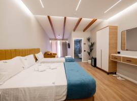 Golemi Lux Hotel，位于格勒姆的酒店
