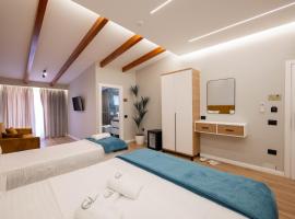 Golemi Lux Hotel，位于格勒姆的酒店