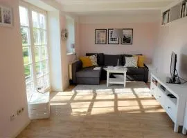 Ferienhaus Poseby - strandnah & im Grünen mit Kamin