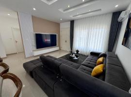 Luxury Escape Spacious Stay with Pool and Terrace，位于罗安达的酒店