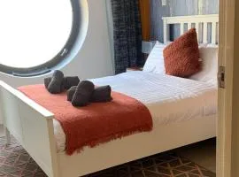 Leeds City Centre luxury 2 bed apartment sleeps 6 fantastic views