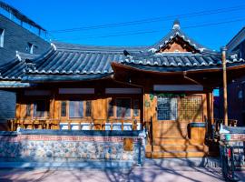 Yeoyeoje - Hanok Accommodation with the atmosphere of Hwaseong Fortress Road in Suwon, a UNESCO World Heritage，位于水原市的旅馆