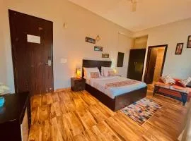Pearl Grand Boutique Cottage in Omaxe Anandam Vrindavan - #premium AC rooms with balcony #big parking #lift #garden #peaceful area #near prem mandir #property of the year #most awarded