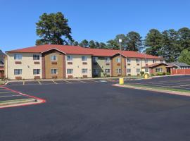 HomeTown Inn & Suites，位于朗维尤的酒店