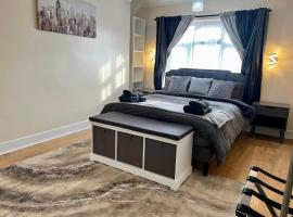 Luxurious Cozy London Holiday Home，位于Cranford的酒店