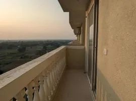 Cozy 2BHK, 10 mins from Airport and 20 mins from Station