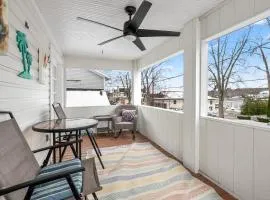 Apt in heart of DT Saugatuck river views from balc