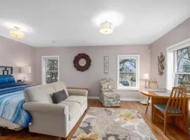 Riverview apt. in heart of downtown Saugatuck