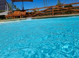 Caba&ntilde;a Refugio Magenta con piscina privada tinaja costo adicional，位于&Ntilde;ipas的山林小屋