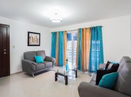 Cozy, comfortable three-bedroom condo in Santiago,DR，位于圣地亚哥洛斯卡巴的酒店