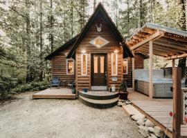 Glacier Springs Cabin 16 - This is a great cottage with an outdoor hot tub，位于Warnick的酒店