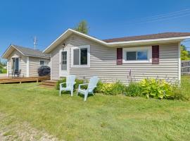 Tiny House Cottage 5 with Crooked Lake Access!，位于Alanson的酒店