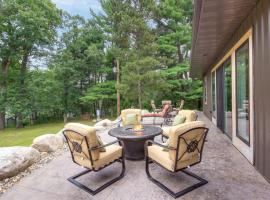 Lakefront Home with Private Dock about 15 Mi to Walker，位于Walker的酒店