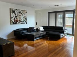 A luxury home in Oakleigh，位于奥克利的酒店