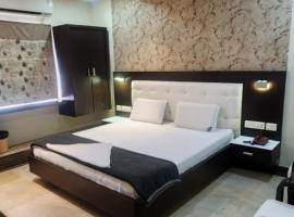 Sri vijetha royal，位于拉加蒙德里的酒店