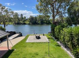 Waterfront Paradise with Jetty, BBQ, Pool table, & more，位于Dora Creek的宠物友好酒店