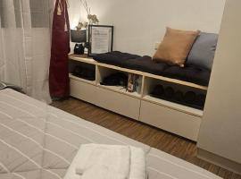 Laidback Cavern at Studio City Alabang，位于马尼拉的公寓式酒店
