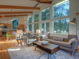 Bright, Contemporary, Walk To Town & Beach