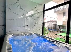 Luxmani Hotel & Spa，位于第比利斯的带按摩浴缸的酒店