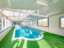 La Picardière - Piscine intérieure à Erquy，位于厄尔奇的酒店
