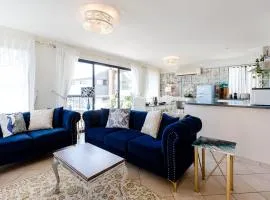 Champagne Skies - In Town Upstairs Apartment