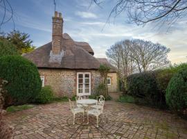 18th Century Thatched Cottage Near Beach，位于Climping的酒店