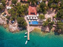 Beautiful Stacaravan In Glavotok，位于布尔扎克的露营地