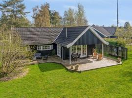 3 Bedroom Amazing Home In Væggerløse，位于博托比的带按摩浴缸的酒店
