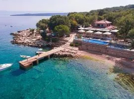 2 Bedroom Amazing Stacaravan In Glavotok